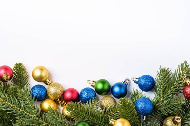 Kopya alanı olan bir Noel kompozisyonu. Renkli süsler, mücevherler ve köknar iğneleri, üst manzara