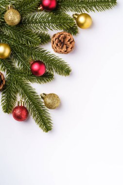 Kopya alanı olan bir Noel kompozisyonu. Renkli süsler, mücevherler ve köknar iğneleri, üst manzara