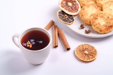 Süzme peynirli börek, sıcak siyah aromalı çay, beyaz arka planda anason ve tarçınlı Noel kahvaltısı, açı manzaralı.