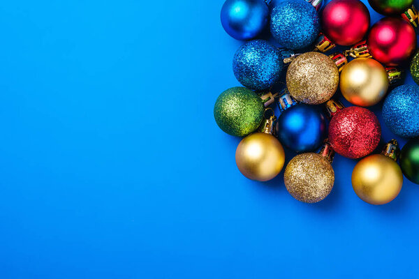 Рождественская композиция Синий и золотой орнамент и безделушки украшения. Копирование пространства