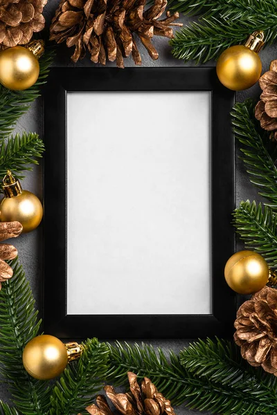 Karácsonyi Kompozíció Üres Képkerettel Arany Dísz Fenyőtoboz Fenyőtű Dekoráció Üdvözlőlap — Stock Fotó