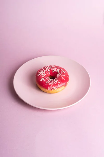 Rosa Rote Donut Mit Weißen Streusel Auf Rosa Teller Süß — Stockfoto