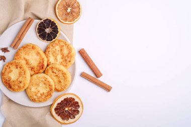 Süzme peynirli börek. Beyaz arka planda anason ve tarçınlı Noel kahvaltısı havası, üst görünüm kopya alanı