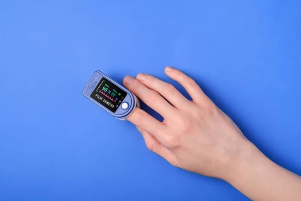 Persona Que Usa Dispositivo Oxímetro Pulso Dedo Concepto Monitoreo Sanitario — Foto de Stock