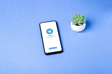 Melitopol, Ukrayna - 18 Ocak 2021: Telgraf uygulama simgesi akıllı telefon ekranında. Çevrimiçi güvenli sosyal medya ağı. Mavi arkaplan