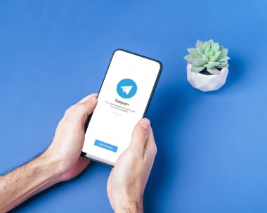 Melitopol, Ukrayna - 18 Ocak 2021: Telgraf uygulama simgesi akıllı telefon ekranında. Çevrimiçi güvenli sosyal medya ağı. Mavi arkaplan
