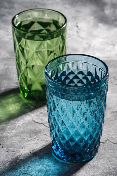 Dos Copas Vidrio Geométrico Con Agua Colores Azul Verde Con —  Fotos de Stock