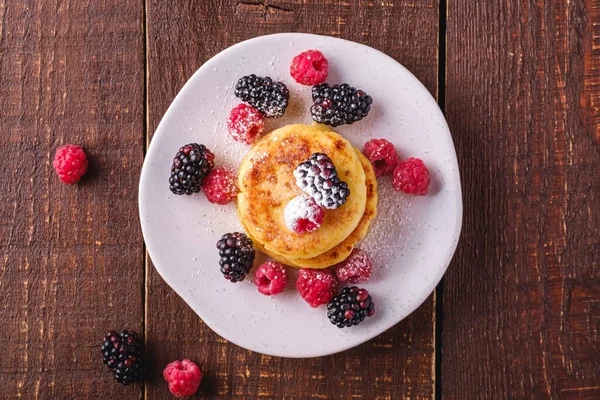 Quark Pfannkuchen Und Puderzucker Quark Krapfen Dessert Mit Himbeeren Und — Stockfoto