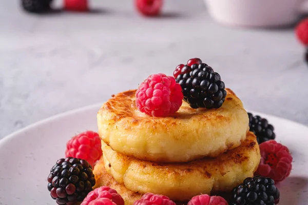 Pancake Keju Mentah Gorengan Dadih Makanan Penutup Dengan Raspberry Dan Stok Gambar Bebas Royalti