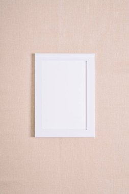Bej bir tekstil üzerinde beyaz resim çerçevesi modeli