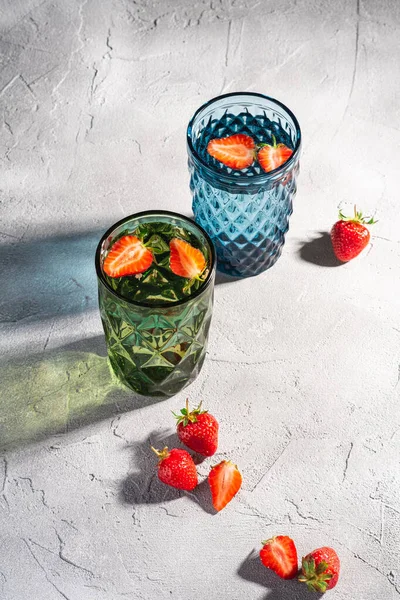 Дві Зелені Сині Геометричні Скляні Чашки Прісною Водою Полуничними Фруктами — стокове фото