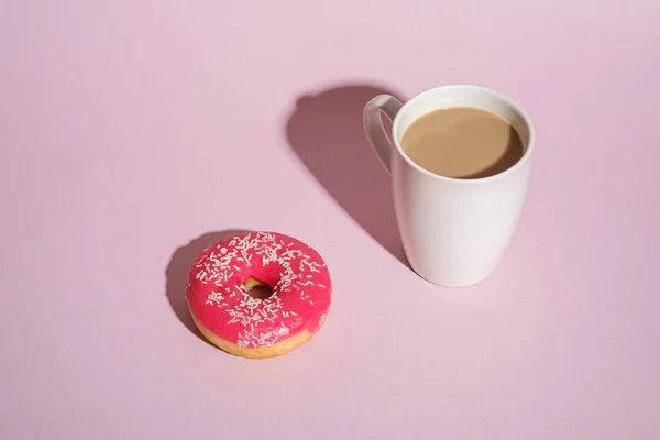 Rosafarbener Donut Mit Streusel Der Nähe Einer Tasse Kaffee Süß — Stockfoto