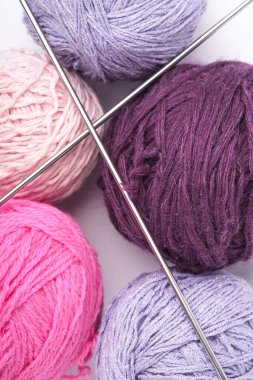 Renkli iplik topları ve örgü iğneleri yakın