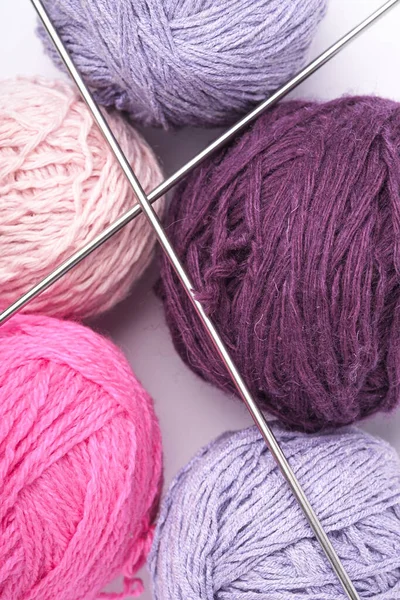 Renkli iplik topları ve örgü iğneleri yakın