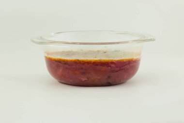 Cam kasenin yan görünüşü, çorbanın yüzeyinde görünen küf formasyonlarıyla çürümüş borş olduğunu gösteriyor..