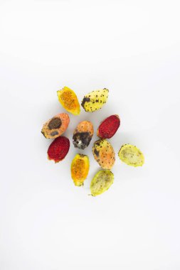 Beyaz arka planda küflü, çürümüş ve mantarlı bozulmuş kaktüs meyveleri temiz gıda kalitesi ve güvenlik sorunları gösteriyor..