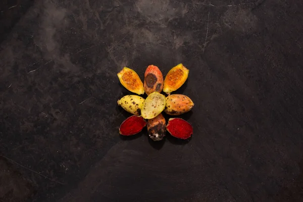 Kaktüs meyveleri grubu, gıda bozma konularında arka planda çeşitli küf, çürüme ve mantar kirliliği aşamaları göstermektedir..