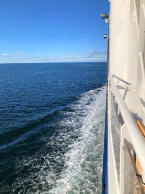 Feribot ufka doğru gidiyor..