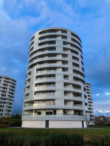 Vejle, Danimarka - 2020: çarpıcı mimari. Beyaz yüzlü, yuvarlak bir bina..