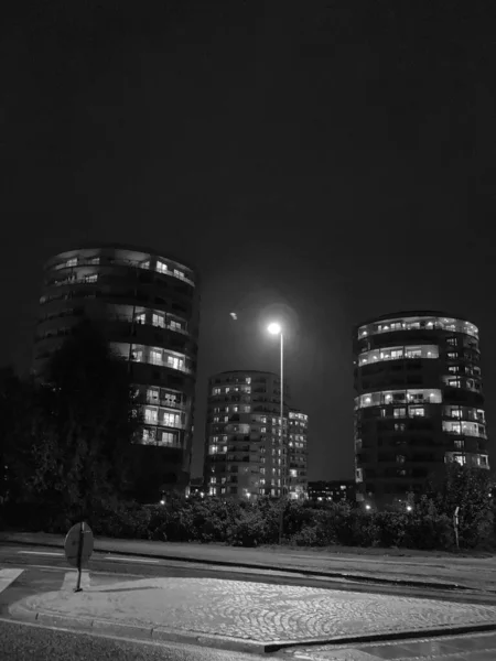 Vejle, Danimarka - 2020: çarpıcı mimari. Gece çekilen uzun binalar..