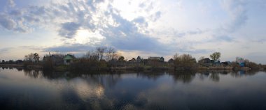 Gün batımı göl manzaralı köy zemin ile