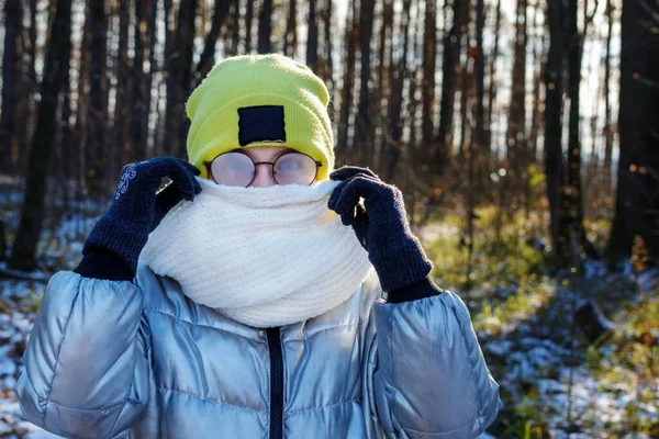 Młoda dziewczyna nosi szalik zamiast maski ochronnej i mając problem z okularami zaparowywania z oddychania — Zdjęcie stockowe