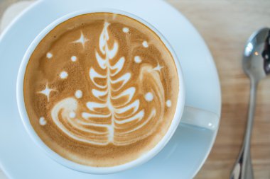 Cappuccino veya ağaç şekli ile kahve latte