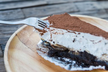 Ahşap plaka üzerinde çikolatalı cheesecake