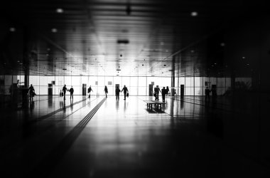 İnsanlar yürüyen siluetleri