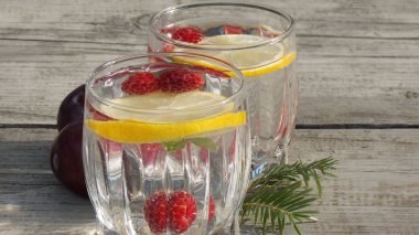 Ahududu ile serin limonata