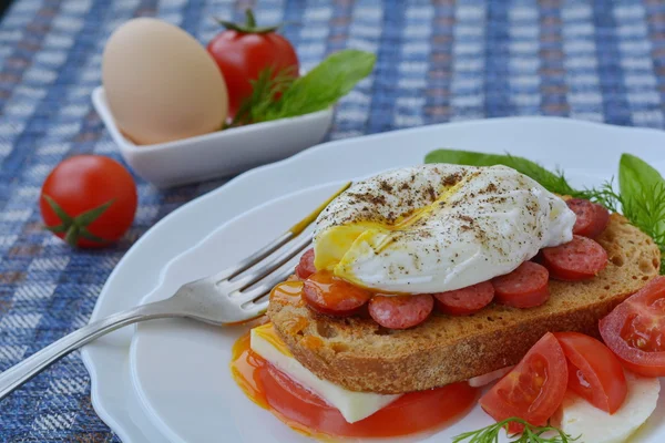 Poached egg and sandwich - delicious breakfast — Stock Photo, Image
