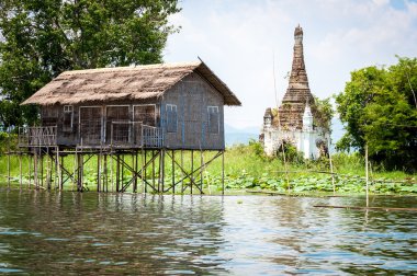 Birman Palafitte ve bir stupa