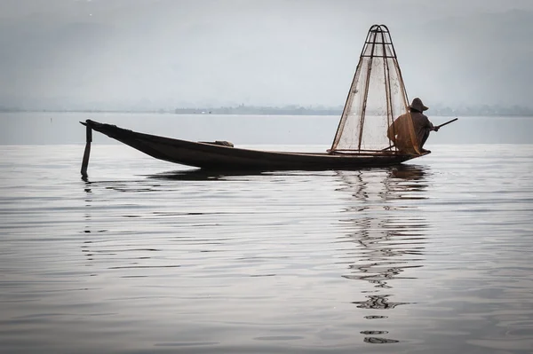Un pescatore a Inle Lake — Foto Stock