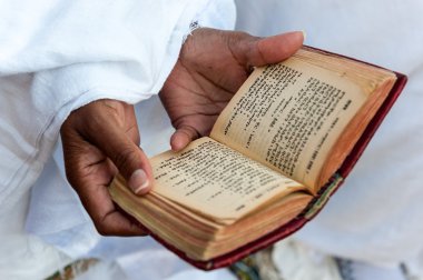 Sadık ve Amharca kitap