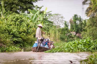 Bir teknede Vietnamca kadın