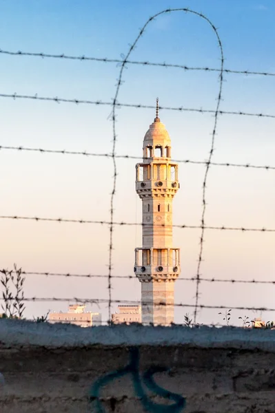 Minare ve dikenli tel — Stok fotoğraf