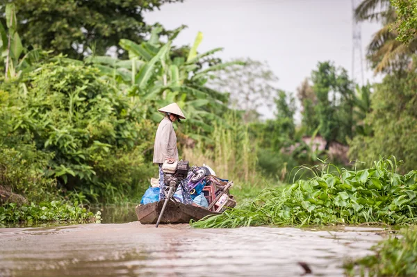 Vietnamese woman on a boat — Stock Photo, Image