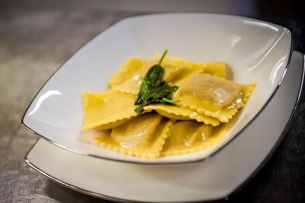 Ravioli con mantequilla y salvia — Foto de Stock