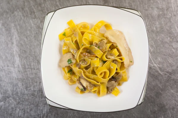 Fettuccine tészta gombával — Stock Fotó