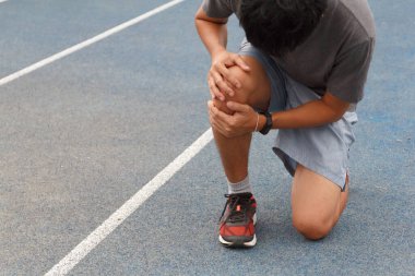 Sporda acı çeken sporcu koşudan sonra dizinden sakatlandı. Antrenman konseptinden dolayı sakatlandı..