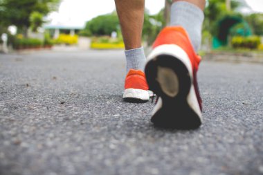 Erkek koşu ayakkabılarına yakın çekim. Konsept çalış, adım at.