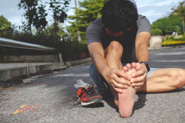 Spor adamı koştuktan sonra ayağında ağrı hisseder. Antrenman konseptinden dolayı yaralanma..