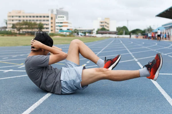 Spor adamının mavi koşuda bisiklet çatırdatmasını yakından çek. 