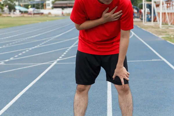 Koşudan sonra göğüs ağrısı çeken bir sporcu.. 