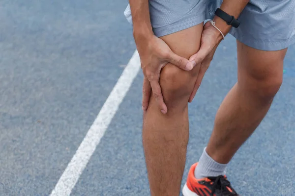 Spor yaparken acı çeken sporcuya yakın koşudan sonra diz sakatlığı. Antrenman konseptinden dolayı yaralanma..