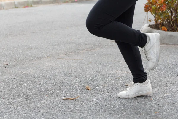 Jeune Femme Fitness Cours Exécution Dans Parc — Photo