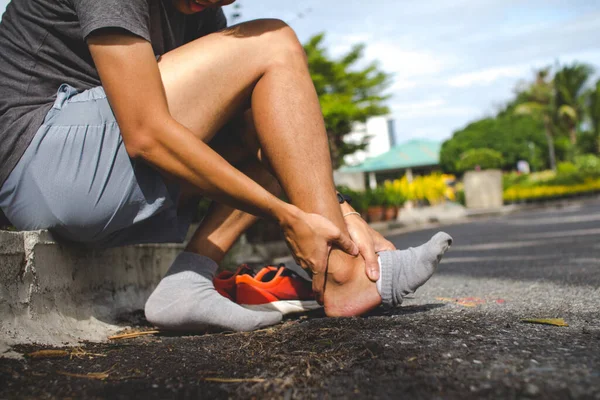 Sport Uomo Tenendo Caviglia Nel Dolore Causa Della Distorsione Della — Foto Stock