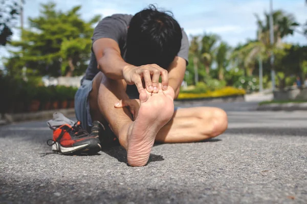 Spor adamı koştuktan sonra ayağında ağrı hisseder. Antrenman konseptinden dolayı yaralanma..