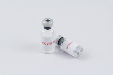 Beyaz arka planda şişe içinde Corona virüs aşısı, COVID19