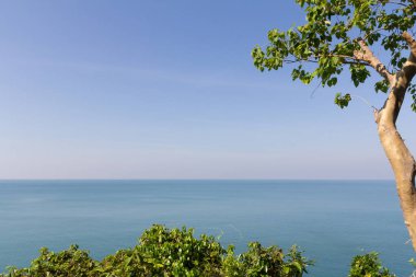 Deniz manzarası ve mavi bulutsuz temiz gökyüzü.